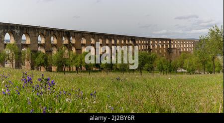 Elvas, Portugal - 26. März 2022: Blick auf das historische Wahrzeichen des Aquädukts Amoreira in Elvas Stockfoto