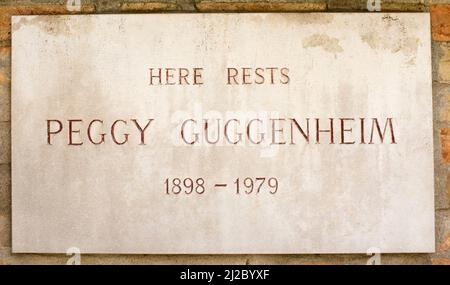 Peggy Guggenheim Grabstein im Garten der Peggy Guggenheim Collection Dorsoduro Venedig Italien Stockfoto