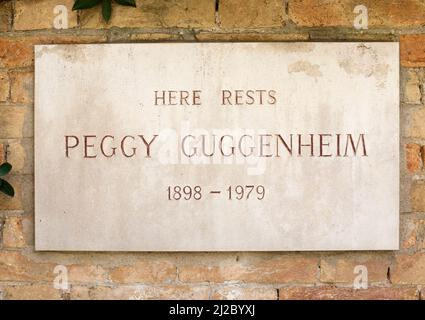 Peggy Guggenheim Grabstein im Garten der Peggy Guggenheim Collection Dorsoduro Venedig Italien Stockfoto