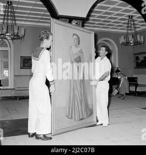 Die Hängung eines Staatsporträts von Königin Juliana in der königlichen Residenz in Fort Amsterdam in Willemstad ca. Oktober 1955 Stockfoto