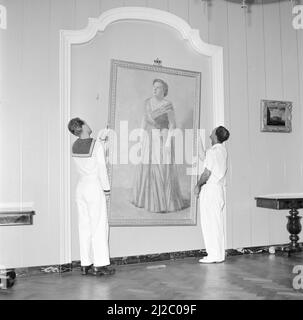 Die Hängung eines Staatsporträts von Königin Juliana in der königlichen Residenz in Fort Amsterdam in Willemstad ca. Oktober 1955 Stockfoto