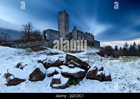 Die Burg Belfort ist eine der faszinierendsten mittelalterlichen Ruinen im Trentino. Spormaggiore, Provinz Trient, Trentino-Südtirol, Italien, Europa. Stockfoto