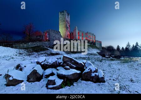 Gruselige Nacht in den Ruinen von Schloss Belfort. Spormaggiore, Provinz Trient, Trentino-Südtirol, Italien, EU Stockfoto