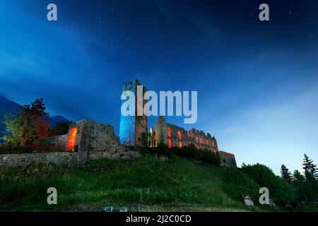 Gruselige Nacht in den Ruinen von Schloss Belfort. Spormaggiore, Provinz Trient, Trentino-Südtirol, Italien, EU Stockfoto