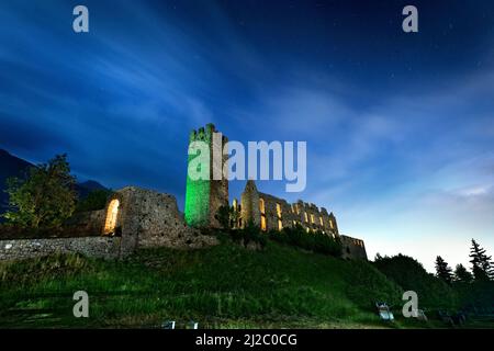 Gruselige Nacht in den Ruinen von Schloss Belfort. Spormaggiore, Provinz Trient, Trentino-Südtirol, Italien, EU Stockfoto