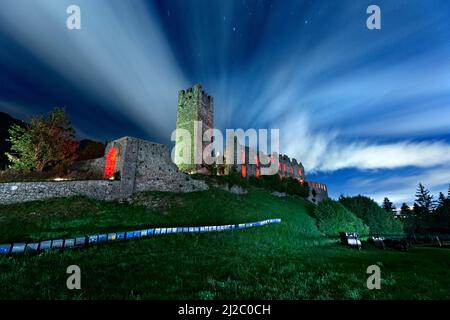 Gruselige Nacht in den Ruinen von Schloss Belfort. Spormaggiore, Provinz Trient, Trentino-Südtirol, Italien, EU Stockfoto