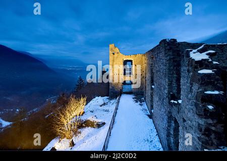 Die mittelalterlichen Ruinen des Adelspalastes der Burg Belfort. Im Hintergrund das Non-Tal. Spormaggiore, Provinz Trient, Trentino-Südtirol, Italien. Stockfoto