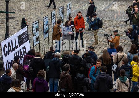 Lviv, Ukraine. 31. März 2022. Menschen nehmen an der Pressedenkstätte Teil. In Lemberg wurde ein temporäres Denkmal errichtet, um an die Pressevertreter zu erinnern, die im russisch-ukrainischen Krieg getötet wurden. Kredit: SOPA Images Limited/Alamy Live Nachrichten Stockfoto