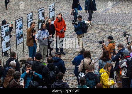 Lviv, Ukraine. 31. März 2022. Menschen, die Reden während der Pressedenkzeit hören. In Lemberg wurde ein temporäres Denkmal errichtet, um an die Pressevertreter zu erinnern, die im russisch-ukrainischen Krieg getötet wurden. Kredit: SOPA Images Limited/Alamy Live Nachrichten Stockfoto