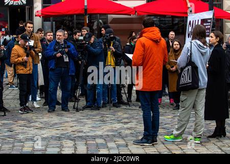 Lviv, Ukraine. 31. März 2022. Menschen nehmen an der Pressedenkstätte Teil. In Lemberg wurde ein temporäres Denkmal errichtet, um an die Pressevertreter zu erinnern, die im russisch-ukrainischen Krieg getötet wurden. Kredit: SOPA Images Limited/Alamy Live Nachrichten Stockfoto