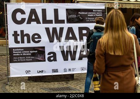 Lviv, Ukraine. 31. März 2022. Ein Plakat mit der Aufschrift „Den Krieg als Krieg bezeichnen“ während des Pressedenkmals. In Lemberg wurde ein temporäres Denkmal errichtet, um an die Pressevertreter zu erinnern, die im russisch-ukrainischen Krieg getötet wurden. Kredit: SOPA Images Limited/Alamy Live Nachrichten Stockfoto