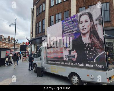 Brixton, Großbritannien, 31. März 2022: Die Londoner Metropolitan Police versucht, neue Offiziere zu rekrutieren, die eine vielfältigere Palette von Ethnien, Geschlechtern und Sexualitäten repräsentieren. Mehrere jüngste Skandale haben die Probleme von Rassismus, Homophobie und Misogynie innerhalb der Polizei hervorgehoben, und die Rekrutierungsmaßnahmen des MET umfassen diesen Werbewagen im Zentrum von Brixton mit einem LED-Bildschirm und Lautsprechern, die senden, dass „jetzt mehr denn je“ neue Rekruten benötigt werden, um die Vielfalt zu verbessern, Einbeziehung und Vertretung innerhalb der Londoner Polizei. Anna Watson/Alamy Live News Stockfoto