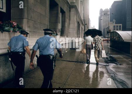 North Michigan Avenue an einem regnerischen Tag ca. 1973 Stockfoto