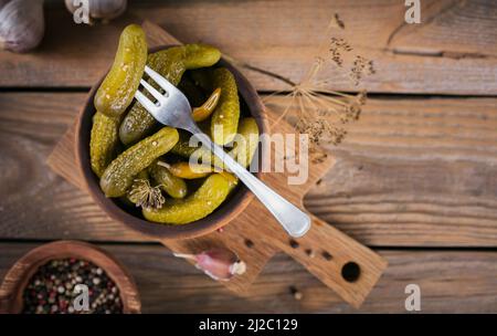 Eingelegte Gurken, Gewürze und Knoblauch auf Holztisch konservieren Stockfoto