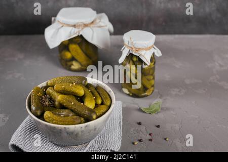 Marinierte Gurken-Gurken mit Dill und Knoblauch im Glasgefäß Stockfoto