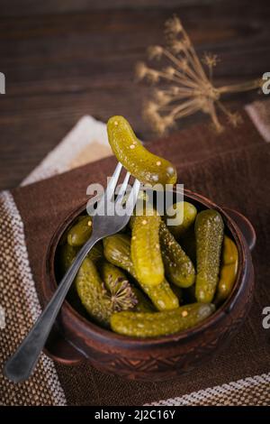 Eingelegte Gurken, Gewürze und Knoblauch auf Holztisch konservieren Stockfoto
