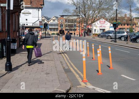 Windsor, Großbritannien. 31.. März 2022. Während der Pandemie von Covid-19 wurde der Zugang für Fußgänger auf die Straßen ausgeweitet. Der Royal Borough of Windsor und Maidenhead beseitigen die sozialen Distanzierungsposten und Barrieren, die während der Pandemie von Covid-19 errichtet wurden. Quelle: Maureen McLean/Alamy Live News Stockfoto