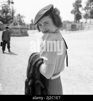 Modell im Parc des Tuileries in Paris ca. 1948 Stockfoto