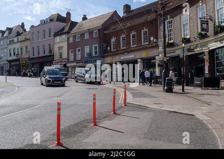 Windsor, Großbritannien. 31.. März 2022. Während der Pandemie von Covid-19 wurde der Zugang für Fußgänger auf die Straßen ausgeweitet. Der Royal Borough of Windsor und Maidenhead beseitigen die sozialen Distanzierungsposten und Barrieren, die während der Pandemie von Covid-19 errichtet wurden. Quelle: Maureen McLean/Alamy Live News Stockfoto