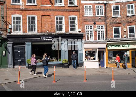 Windsor, Großbritannien. 31.. März 2022. Während der Pandemie von Covid-19 wurde der Zugang für Fußgänger auf die Straßen ausgeweitet. Der Royal Borough of Windsor und Maidenhead beseitigen die sozialen Distanzierungsposten und Barrieren, die während der Pandemie von Covid-19 errichtet wurden. Quelle: Maureen McLean/Alamy Live News Stockfoto