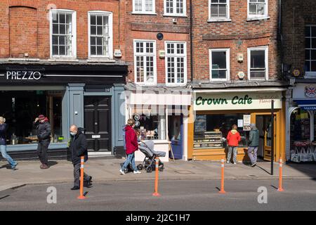 Windsor, Großbritannien. 31.. März 2022. Während der Pandemie von Covid-19 wurde der Zugang für Fußgänger auf die Straßen ausgeweitet. Der Royal Borough of Windsor und Maidenhead beseitigen die sozialen Distanzierungsposten und Barrieren, die während der Pandemie von Covid-19 errichtet wurden. Quelle: Maureen McLean/Alamy Live News Stockfoto