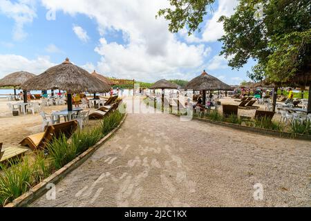 TAMANDARE, PE, Brasilien - 18. Oktober 2021: Blick auf die Ruhezonen und das Restaurant von Prainha dos Carneiros, Restaurant und empfänglich. Stockfoto