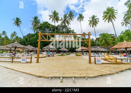 TAMANDARE, PE, Brasilien - 18. Oktober 2021: Vorderansicht des Eingangs des Prainha dos Carneiros Restaurants, Touristenziel für Besucher von Porto Stockfoto