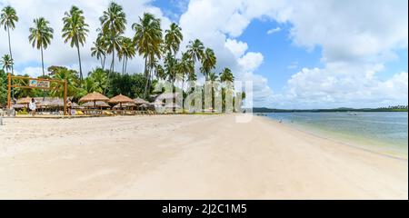 TAMANDARE, PE, Brasilien - 18. Oktober 2021: Panoramablick auf den Strand vor dem Prainha dos Carneiros Restaurant. Berühmtes Touristenziel von Peop Stockfoto