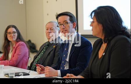 (Links-rechts) Tamsin McCleod, Junior-Botschafter der Falklandinseln, Tom Herring, Veteran der Falklandinseln, Richard Hyslop, Repräsentant der Falklandinseln UK & Europe und Leona Roberts MLA, Regierung der Falklandinseln, während einer Pressekonferenz zur Eröffnung der Ausstellung Falklandinseln at 40 im National Army Museum, London. Bilddatum: Donnerstag, 31. März 2022. Stockfoto