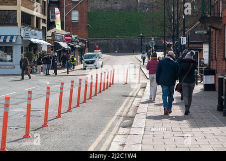 Windsor, Großbritannien. 31.. März 2022. Während der Pandemie von Covid-19 wurde der Zugang für Fußgänger auf die Straßen ausgeweitet. Der Royal Borough of Windsor und Maidenhead beseitigen die sozialen Distanzierungsposten und Barrieren, die während der Pandemie von Covid-19 errichtet wurden. Quelle: Maureen McLean/Alamy Live News Stockfoto