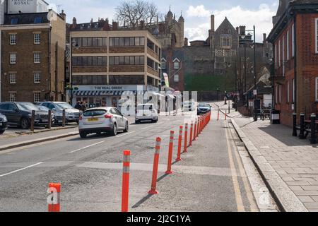 Windsor, Großbritannien. 31.. März 2022. Während der Pandemie von Covid-19 wurde der Zugang für Fußgänger auf die Straßen ausgeweitet. Der Royal Borough of Windsor und Maidenhead beseitigen die sozialen Distanzierungsposten und Barrieren, die während der Pandemie von Covid-19 errichtet wurden. Quelle: Maureen McLean/Alamy Live News Stockfoto