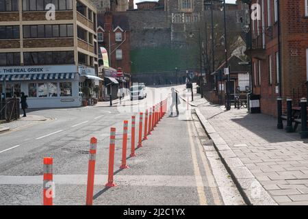 Windsor, Großbritannien. 31.. März 2022. Während der Pandemie von Covid-19 wurde der Zugang für Fußgänger auf die Straßen ausgeweitet. Der Royal Borough of Windsor und Maidenhead beseitigen die sozialen Distanzierungsposten und Barrieren, die während der Pandemie von Covid-19 errichtet wurden. Quelle: Maureen McLean/Alamy Live News Stockfoto