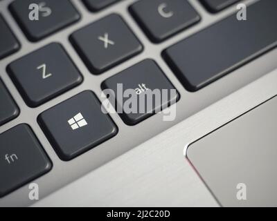 Galati, Rumänien – 31. März 2022: Windows Key auf einer neuen Dell Latitude 7420 Laptop-Tastatur. Schwarze Tastatur und ein Laptop aus silbernem Aluminium Stockfoto
