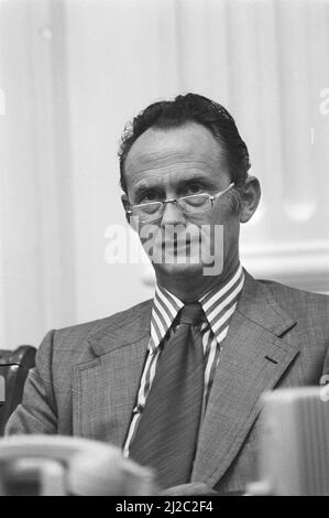 Unterhaus debattiert Lohnmaßstab, Minister Boersma (mit neuer Brille) Leiter ca. 9. Juni 1976 Stockfoto