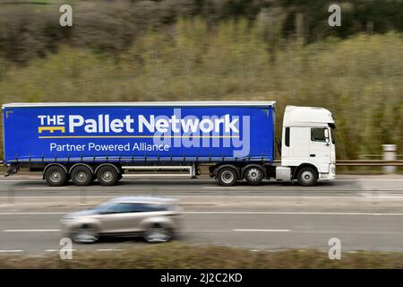 Newport, Wales - März 2022: LKW-Fahrt auf einer zweispurigen Fahrbahn, mit Slow Shutter, um Bewegungen zu verwischen. Stockfoto