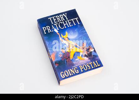 Eine Draufsicht auf das Buch „Going Postal“ von Terry Pratchett auf grauem Hintergrund Stockfoto