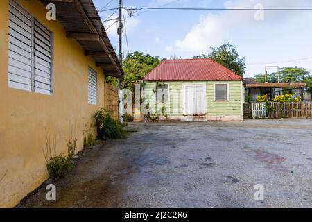 Kleines Haus mit einer hellgrünen Holzfassade in den Vororten von Willemstad, Curacao Stockfoto