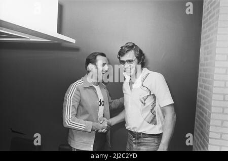 Auswahl Niederländische Nationalmannschaft in Zeist für die Europameisterschaft versammelt, Trainer Knobel begrüßt Jan Jongbloed ca. 10. Juni 1976 Stockfoto