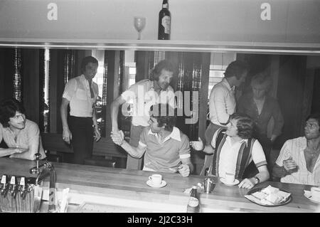 Auswahl der niederländischen Nationalmannschaft in Zeist versammelt für die Europameisterschaft, begrüßt Rene van de Kerkhof Van Hanegem, Wim Jansen auf der rechten Seite, ca. 10. Juni 1976 Stockfoto