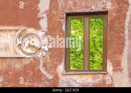 Einzelfenster Nahaufnahme in die rissige Wand. Stockfoto