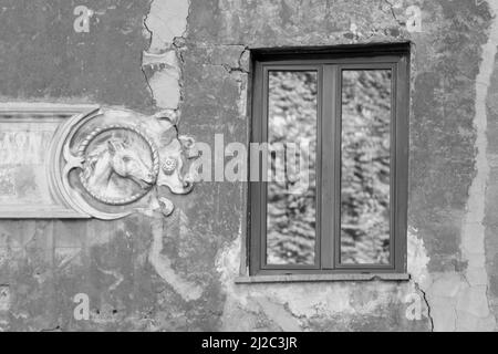 Einzelfenster Nahaufnahme in die rissige Wand. Stockfoto