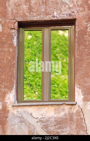 Einzelfenster Nahaufnahme in die rissige Wand. Stockfoto