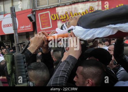 Jenin, Palästina. 31. März 2022. (ANMERKUNG DER REDAKTION: Das Bild zeigt den Tod) Trauernde tragen den Leichnam des 17-jährigen Palästinensers Sanad Abu Attia, der bei einem Überfall der israelischen Armee auf das Flüchtlingslager Jenin im Westjordanland getötet wurde. Palästinensische medizinische Quellen gaben an, dass bei diesem Überfall 14 Palästinenser verletzt wurden. Kredit: SOPA Images Limited/Alamy Live Nachrichten Stockfoto