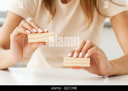 Nahaufnahme der Hände mit leeren Holzwürfelblöcken Stockfoto