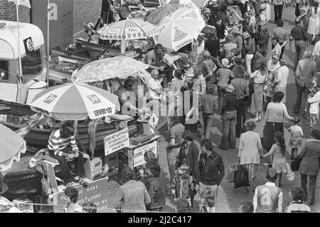 Wettkampfbogen in Egmond aan Zee, Menschenmassen im Bogen um den 12. Juni 1976 Stockfoto