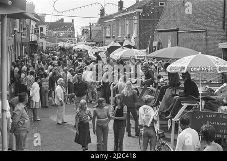 Wettkampfbogen in Egmond aan Zee, Menschenmassen im Bogen um den 12. Juni 1976 Stockfoto