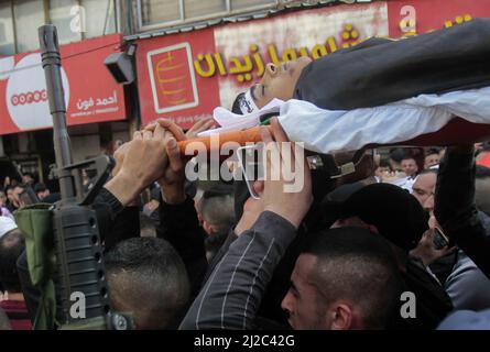 Jenin, Palästina. 31. März 2022. (ANMERKUNG DER REDAKTION: Das Bild zeigt den Tod) Trauernde tragen den Leichnam des 17-jährigen Palästinensers Sanad Abu Attia, der bei einem Überfall der israelischen Armee auf das Flüchtlingslager Jenin im Westjordanland getötet wurde. Palästinensische medizinische Quellen gaben an, dass bei diesem Überfall 14 Palästinenser verletzt wurden. (Foto von Nasser Ishtayeh/SOPA Images/Sipa USA) Quelle: SIPA USA/Alamy Live News Stockfoto