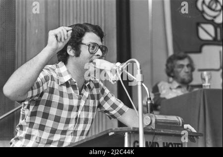 parteirat PVDA in Amsterdam spricht Ed van Thijn über den 12. Juni 1976 Stockfoto