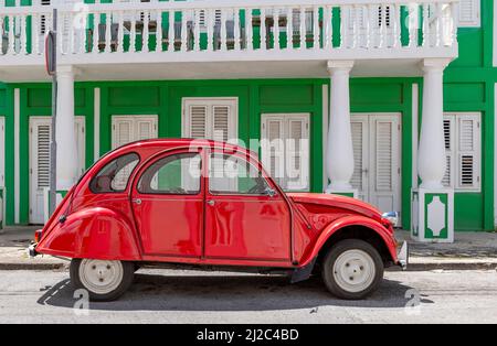 Glänzend rot Citroën 2CV in den Straßen von Willemstad, Curacao Stockfoto