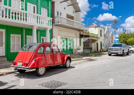 Glänzend rot Citroën 2CV in den Straßen von Willemstad, Curacao Stockfoto